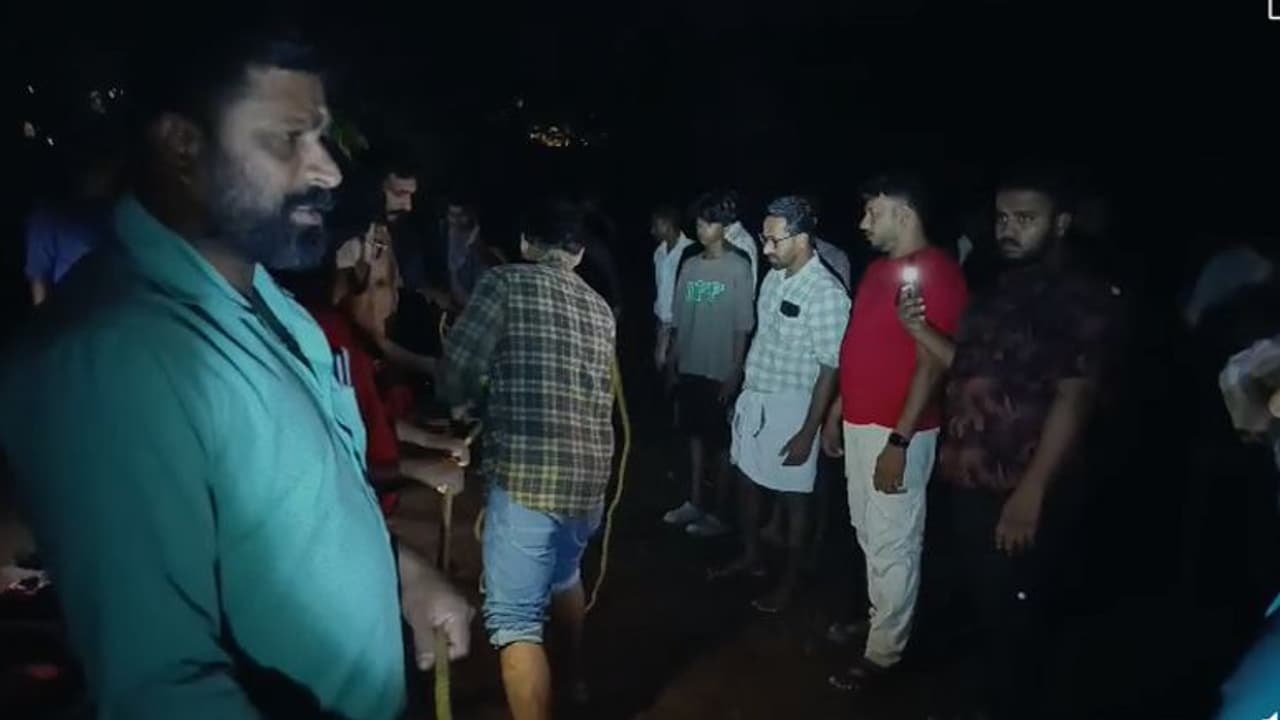 ചാലിയാറിൽ ഒഴുക്കിൽപ്പെട്ടു; 15 കാരന് ഉള്പ്പടെ രണ്ട് പേര്ക്ക് ദാരുണാന്ത്യം ചാലിയാറിൽ ഒഴുക്കിൽപ്പെട്ടു; 15 കാരന് ഉള്പ്പടെ രണ്ട് പേര്ക്ക് ദാരുണാന്ത്യം