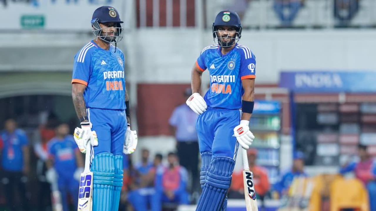 2ನೇ ಟಿ20ಯಲ್ಲಿ ಟೀಂ ಇಂಡಿಯಾದ ಮೂವರ ಹಾಫ್ ಸೆಂಚುರಿ, ಆಸ್ಟ್ರೇಲಿಯಾಗೆ 236 ರನ್ ಗುರಿ! 2ನೇ ಟಿ20ಯಲ್ಲಿ ಟೀಂ ಇಂಡಿಯಾದ ಮೂವರ ಹಾಫ್ ಸೆಂಚುರಿ, ಆಸ್ಟ್ರೇಲಿಯಾಗೆ 236 ರನ್ ಗುರಿ!