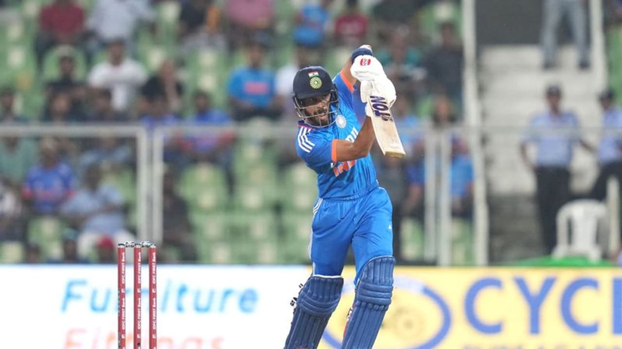 ഗെയ്കവാദിന് അതിവേഗ സെഞ്ചുറി! ഓസീസിനെതിരെ മൂന്നാം ടി20യില് ഇന്ത്യക്ക് കൂറ്റന് സ്കോര് ഗെയ്കവാദിന് അതിവേഗ സെഞ്ചുറി! ഓസീസിനെതിരെ മൂന്നാം ടി20യില് ഇന്ത്യക്ക് കൂറ്റന് സ്കോര്