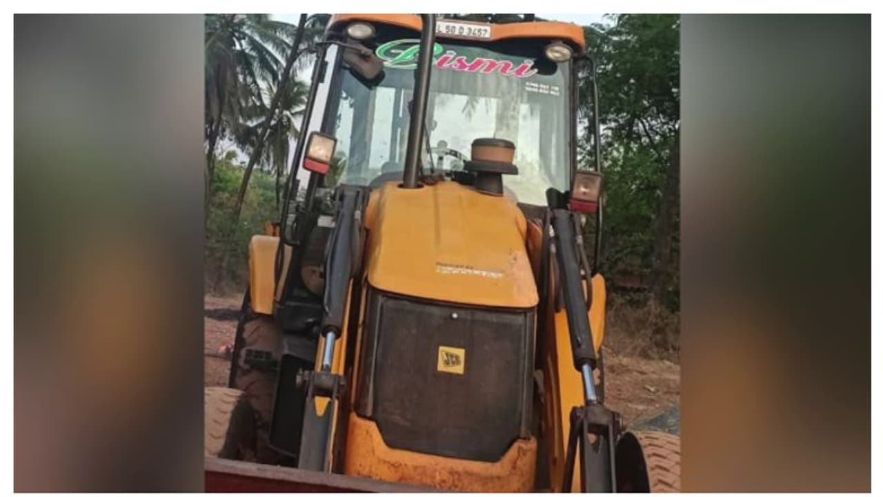 തമിഴ്നാട്ടിൽ നിന്ന് മലപ്പുറത്തേക്കുള്ള യാത്രയ്ക്കിടെ ജെസിബി കണ്ണിലുടക്കി, കടം വീട്ടാൻ മോഷ്ടിച്ചു; അറസ്റ്റ് തമിഴ്നാട്ടിൽ നിന്ന് മലപ്പുറത്തേക്കുള്ള യാത്രയ്ക്കിടെ ജെസിബി കണ്ണിലുടക്കി, കടം വീട്ടാൻ മോഷ്ടിച്ചു; അറസ്റ്റ്