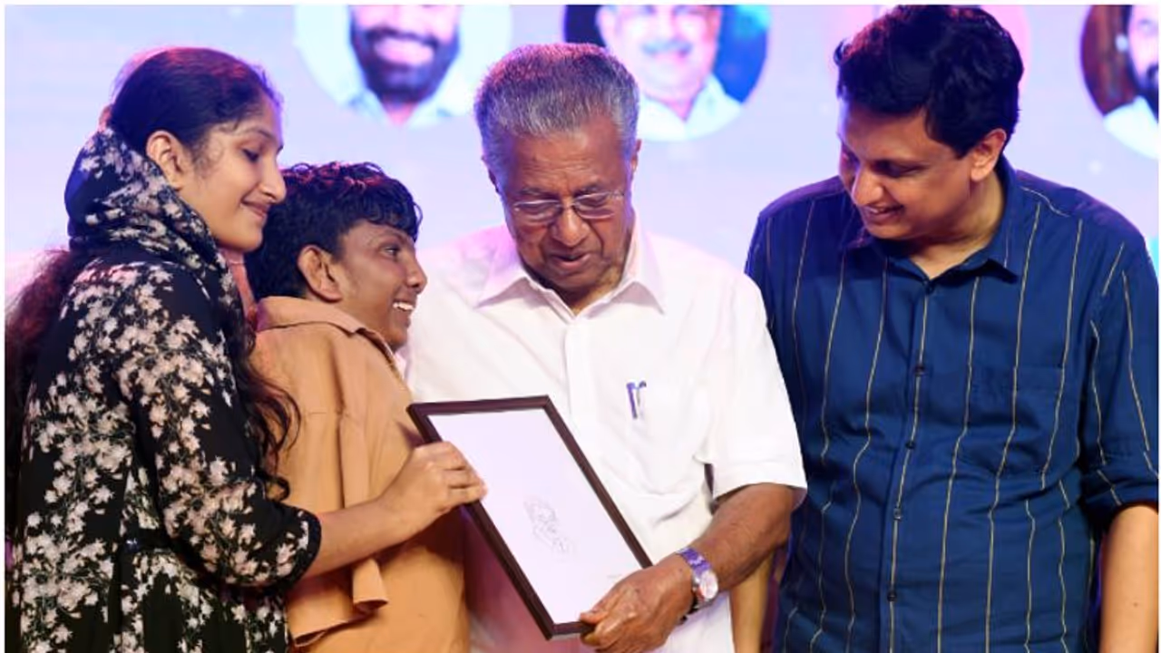 കൈകളില്ല, ഒരു മണിക്കൂറിൽ അത്ഭുതം കാട്ടിയ അമന് കയ്യടിക്കണം, അത്രമേൽ മനോഹര ചിത്രം! ഏറ്റുവാങ്ങി മുഖ്യമന്ത്രി കൈകളില്ല, ഒരു മണിക്കൂറിൽ അത്ഭുതം കാട്ടിയ അമന് കയ്യടിക്കണം, അത്രമേൽ മനോഹര ചിത്രം! ഏറ്റുവാങ്ങി മുഖ്യമന്ത്രി