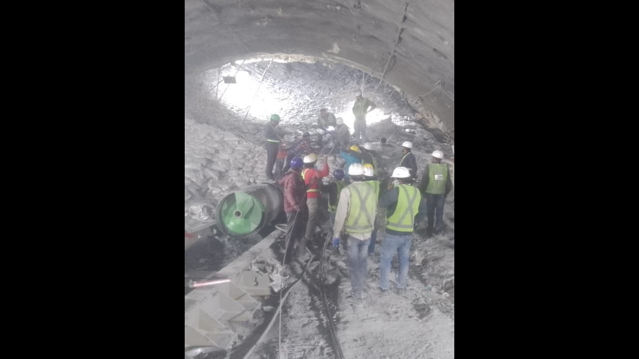 ಸುರಂಗದೊಳಗಿ ಕಾರ್ಮಿಕ ರಕ್ಷಣೆಗೆ ಇನ್ನೂ 4 ದಿನ, ಅಂತಿಮ ಹಂತದಲ್ಲಿ ಮುರಿದು ಬಿದ್ದ ಮಶಿನ್! ಸುರಂಗದೊಳಗಿ ಕಾರ್ಮಿಕ ರಕ್ಷಣೆಗೆ ಇನ್ನೂ 4 ದಿನ, ಅಂತಿಮ ಹಂತದಲ್ಲಿ ಮುರಿದು ಬಿದ್ದ ಮಶಿನ್!