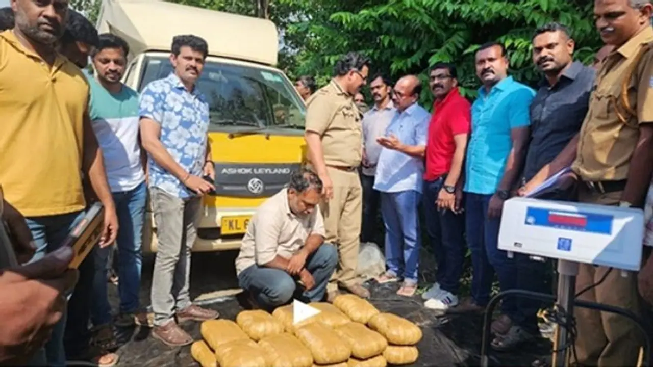 പിക്കപ്പിന്റെ ഡ്രൈവർ ക്യാബിനിന് മുകളിലൊരു രഹസ്യ അറ; സംശയിച്ചത് പോലെ തന്നെ, തുറന്നപ്പോൾ കഞ്ചാവ് പിക്കപ്പിന്റെ ഡ്രൈവർ ക്യാബിനിന് മുകളിലൊരു രഹസ്യ അറ; സംശയിച്ചത് പോലെ തന്നെ, തുറന്നപ്പോൾ കഞ്ചാവ്