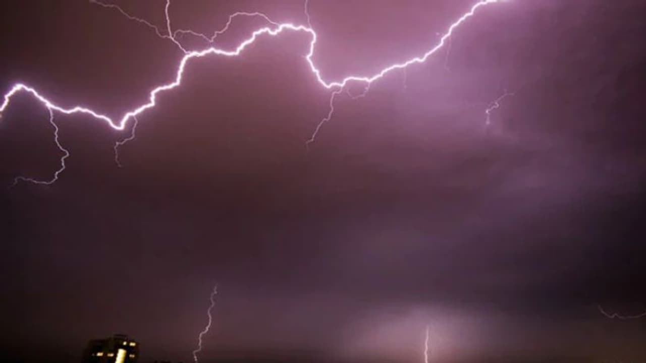 குஜராத்தில் கனமழை.. மின்னல் தாக்கி 20 பேர் பலியான சோகம் இறந்தவர்கள் குடும்பத்திற்கு ஆறுதல் சொன்ன அமித் ஷா!