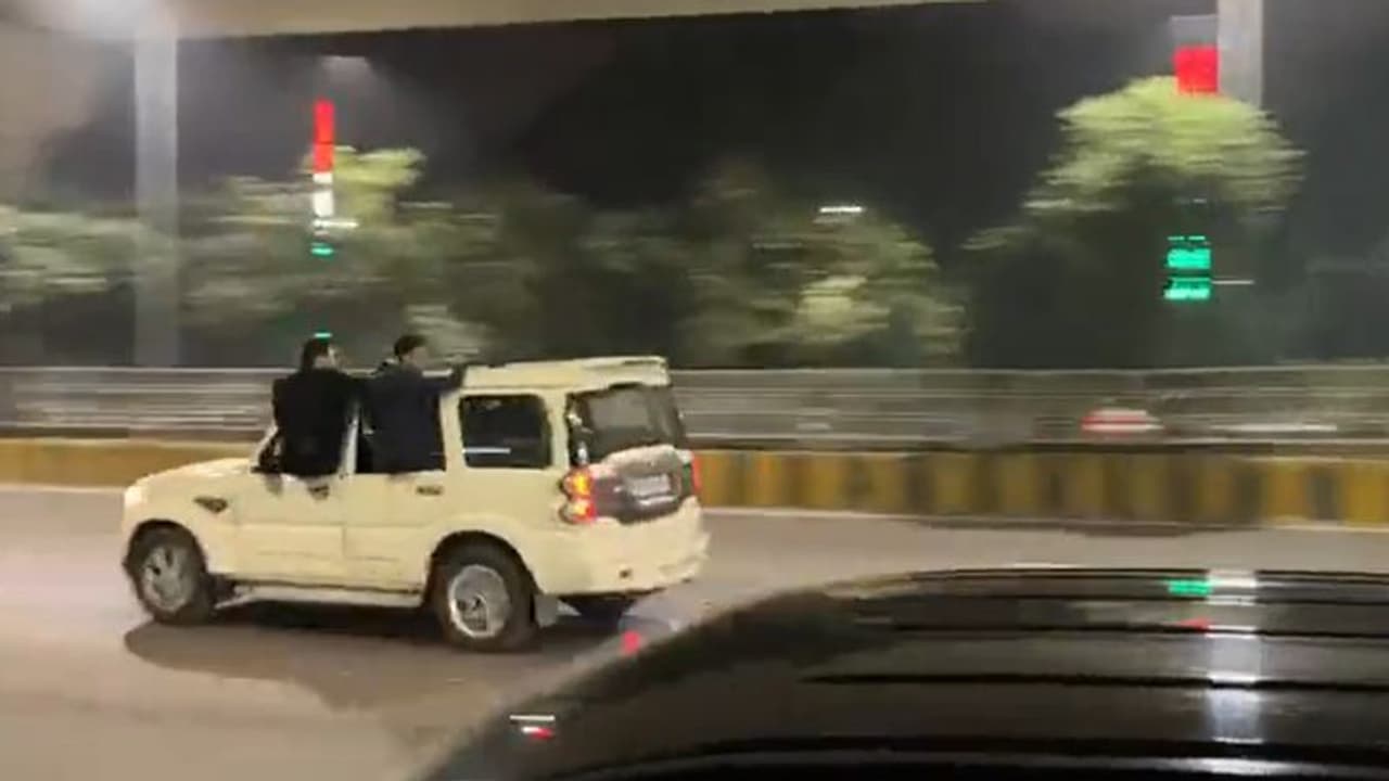 ಬೆಂಗಾವಲು ಕಾರಿನಿಂದ ಹಾರಿದ ಗರಿ ಗರಿ ನೋಟು, ಹೆದ್ದಾರಿ ಸಂಪೂರ್ಣ ಟ್ರಾಫಿಕ್ ಜಾಮ್! ಬೆಂಗಾವಲು ಕಾರಿನಿಂದ ಹಾರಿದ ಗರಿ ಗರಿ ನೋಟು, ಹೆದ್ದಾರಿ ಸಂಪೂರ್ಣ ಟ್ರಾಫಿಕ್ ಜಾಮ್!