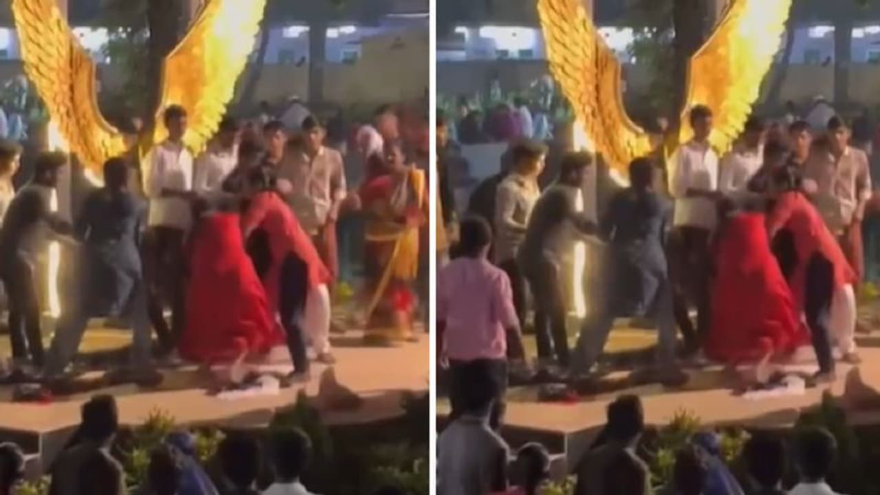 అమ్మాయిలు మరీ ఇలా తయారయ్యారేంటి..! కేవలం అందుకోసమే జుట్లు పట్టుకుని ఇంతలా కొట్టుకున్నాారా..! (వీడియో) అమ్మాయిలు మరీ ఇలా తయారయ్యారేంటి..! కేవలం అందుకోసమే జుట్లు పట్టుకుని ఇంతలా కొట్టుకున్నాారా..! (వీడియో)