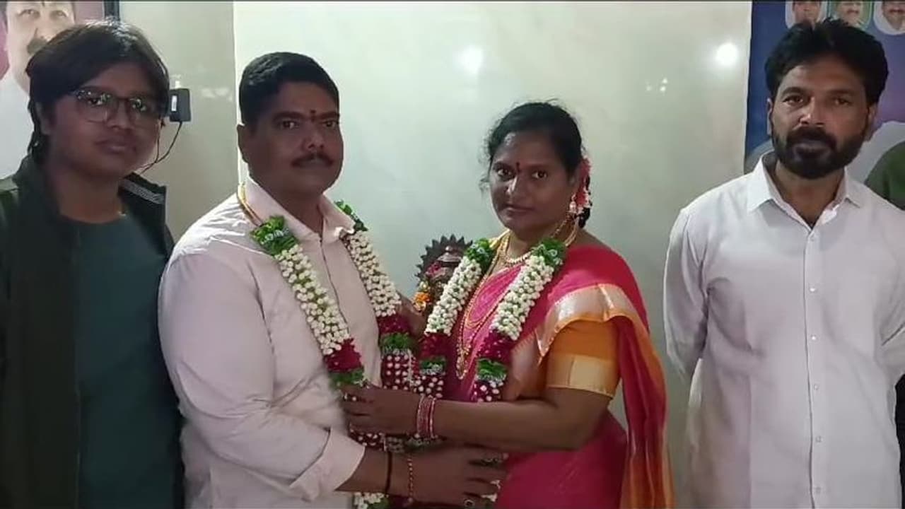 Jayamangala Venkataramana :మూడో పెళ్లి చేసుకున్న ఎమ్మెల్సీ జయమంగళ వెంకటరమణ.. సాక్షి సంతకం చేసిన రెండో భార్య.. Jayamangala Venkataramana :మూడో పెళ్లి చేసుకున్న ఎమ్మెల్సీ జయమంగళ వెంకటరమణ.. సాక్షి సంతకం చేసిన రెండో భార్య..