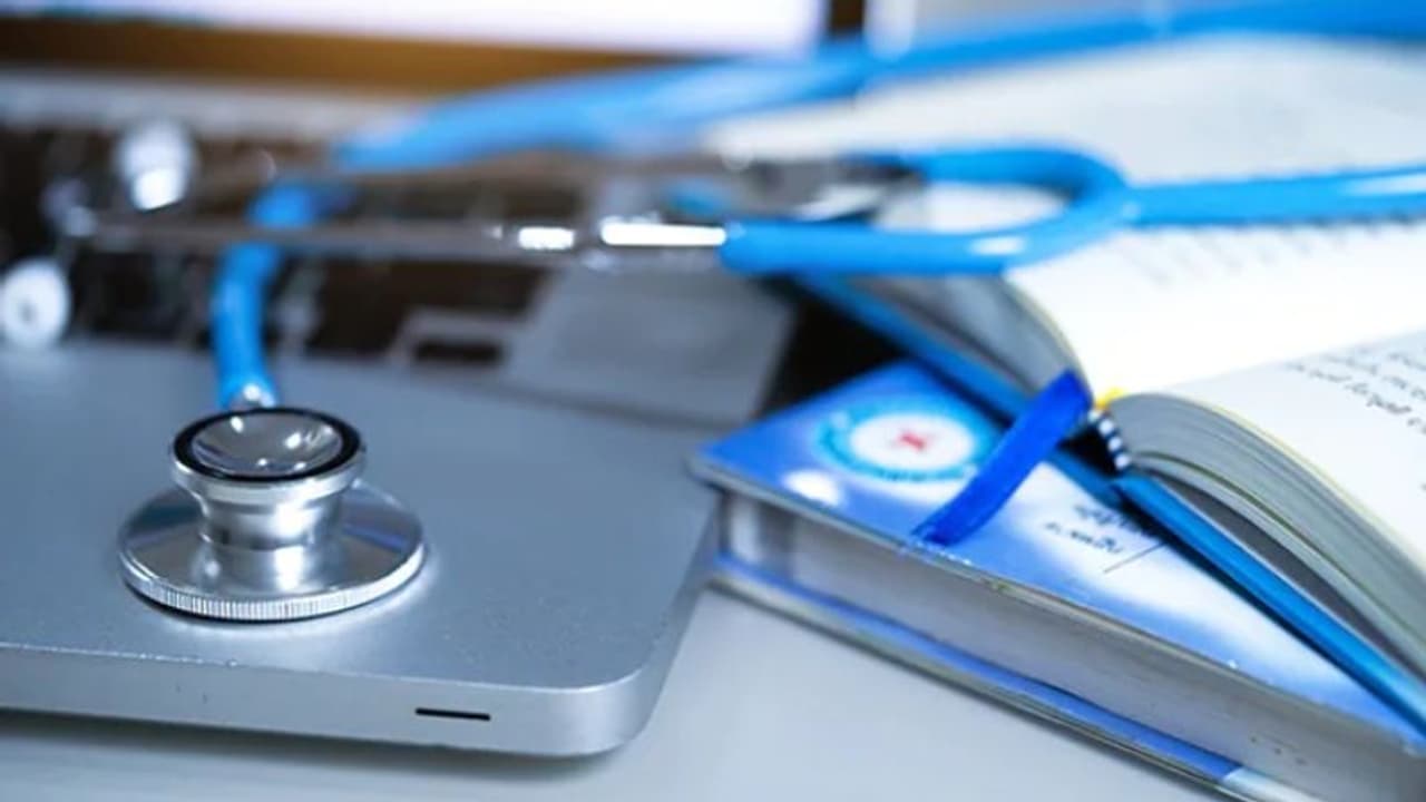 പെൺകുഞ്ഞാണെങ്കില് കൊല്ലും; 900 അബോര്ഷൻ ചെയ്ത ഡോക്ടര് പിടിയില് പെൺകുഞ്ഞാണെങ്കില് കൊല്ലും; 900 അബോര്ഷൻ ചെയ്ത ഡോക്ടര് പിടിയില്