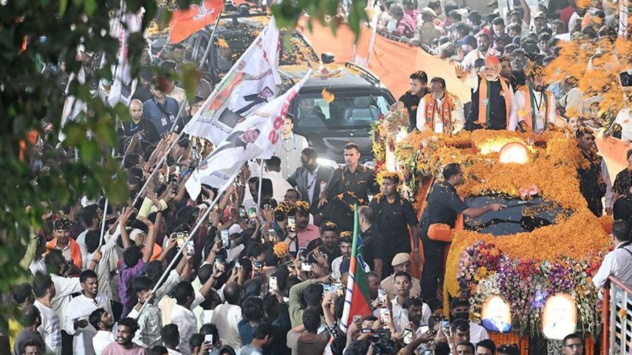 Narendra Modi..హైద్రాబాద్లో నరేంద్ర మోడీ రోడ్ షో: ఆర్టీసీ క్రాస్రోడ్స్ నుండి కాచిగూడ వరకు యాత్ర Narendra Modi..హైద్రాబాద్లో నరేంద్ర మోడీ రోడ్ షో: ఆర్టీసీ క్రాస్రోడ్స్ నుండి కాచిగూడ వరకు యాత్ర