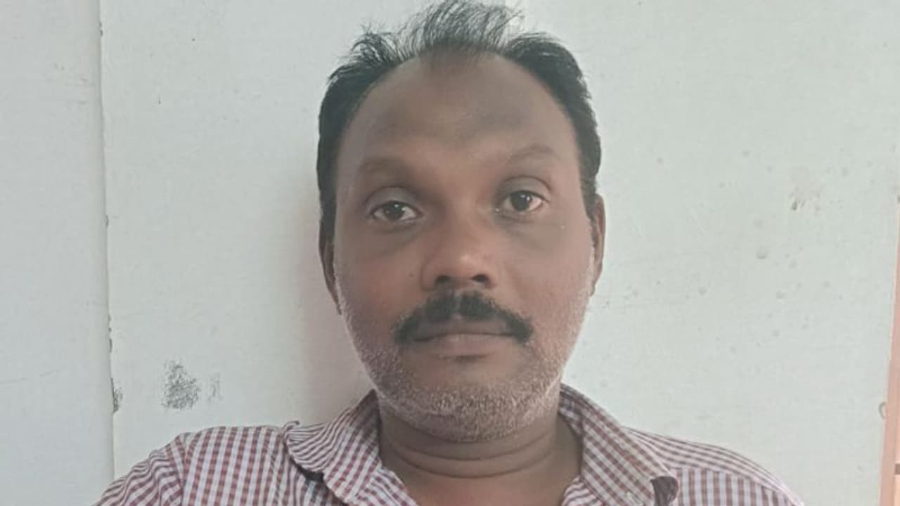 തട്ടുകടകളിലും പച്ചക്കറി കടകളിലും മോഷണം, തെറ്റിദ്ധരിപ്പിക്കാൻ ഫോട്ടോ വിതറൽ; ലോട്ടറി വിൽപ്പനക്കാരൻ പിടിയിൽ തട്ടുകടകളിലും പച്ചക്കറി കടകളിലും മോഷണം, തെറ്റിദ്ധരിപ്പിക്കാൻ ഫോട്ടോ വിതറൽ; ലോട്ടറി വിൽപ്പനക്കാരൻ പിടിയിൽ