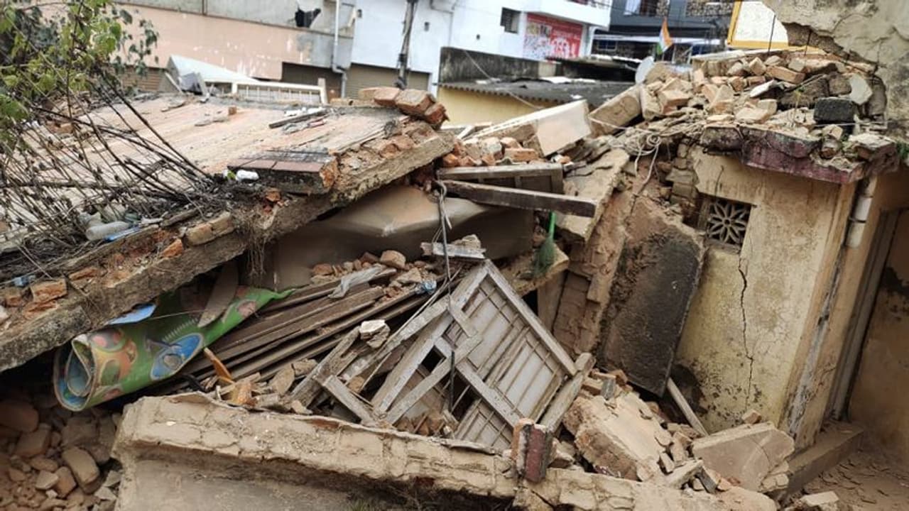 Bengaluru: ಶಿವಾಜಿನಗರದಲ್ಲಿ ಕುಸಿದು ಬಿದ್ದ ಬಿಬಿಎಂಪಿ ಶಾಲಾ ಕಟ್ಟಡ: ತಪ್ಪಿದ ಭಾರೀ ಅನಾಹುತ!