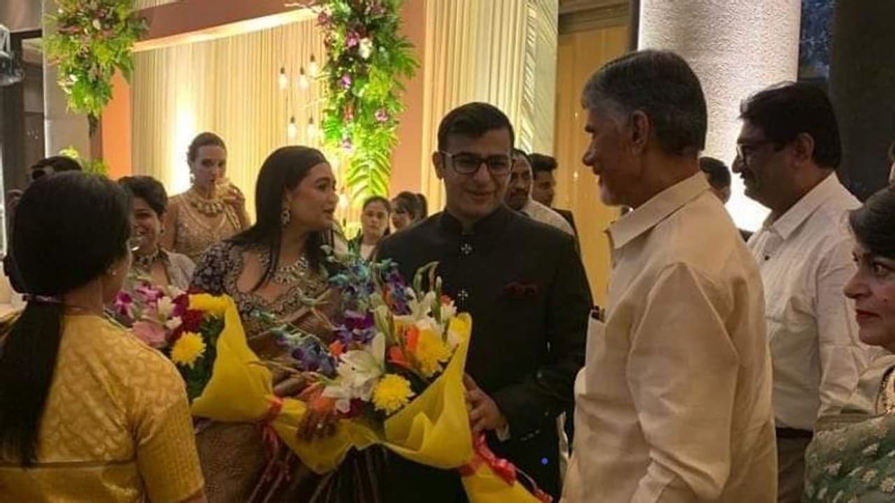 Chandrababu: సిద్దార్థ్ లూథ్రా కుమారుడి పెళ్లి రిసెప్షన్ కు హజరైన చంద్రబాబు.. ఆ ఫోటోలు వైరల్! Chandrababu: సిద్దార్థ్ లూథ్రా కుమారుడి పెళ్లి రిసెప్షన్ కు హజరైన చంద్రబాబు.. ఆ ఫోటోలు వైరల్!