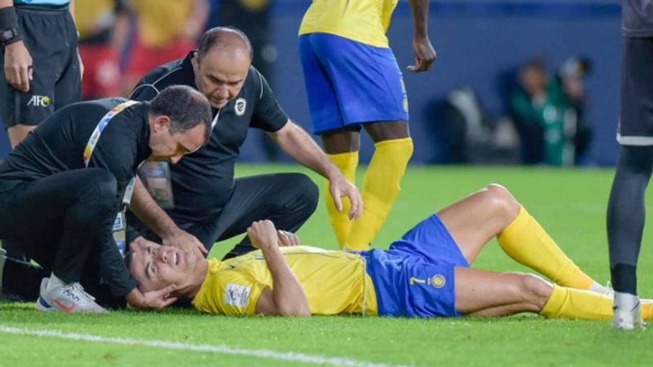 'അത് ഫൗളല്ല', തന്നെ വീഴ്ത്തിയതിന് റഫറി അനുവദിച്ച പെനൽറ്റി വേണ്ടെന്ന് പറഞ്ഞ് ഞെട്ടിച്ച് റൊണാൾഡോ വീഡിയോ 'അത് ഫൗളല്ല', തന്നെ വീഴ്ത്തിയതിന് റഫറി അനുവദിച്ച പെനൽറ്റി വേണ്ടെന്ന് പറഞ്ഞ് ഞെട്ടിച്ച് റൊണാൾഡോ വീഡിയോ