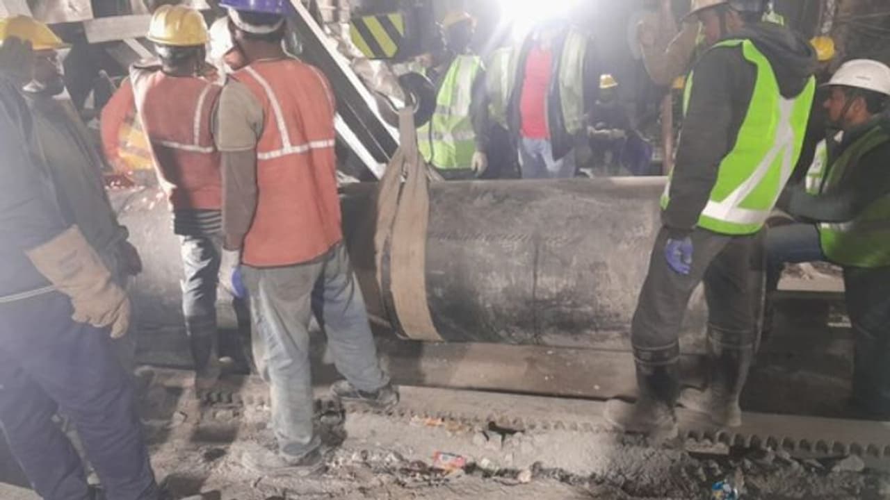 உத்தரகாண்ட் சுரங்க விபத்து.. குழாய் பதிக்கும் பணி நிறைவு தொழிலாளர்கள் விரைவில் வெளியேற்றப்படுவார்கள்!