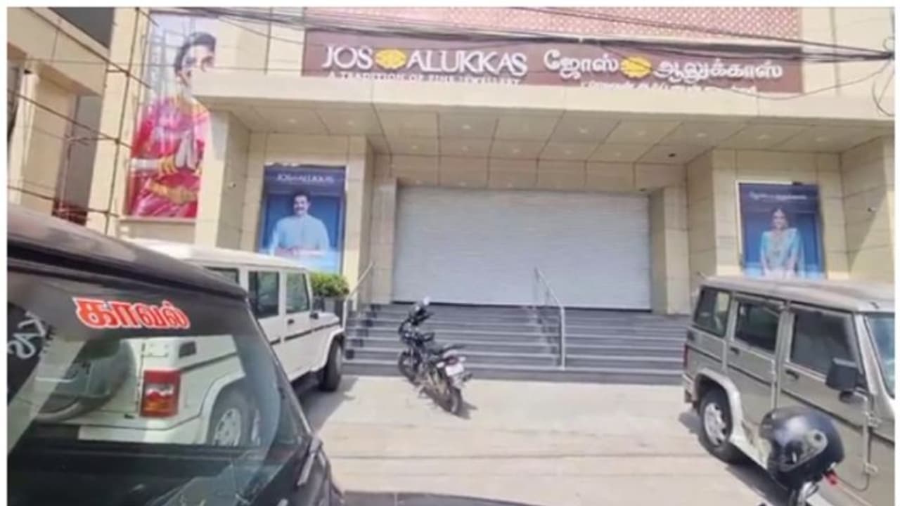 കോയമ്പത്തൂർ ജോസ് ആലുക്കാസ് ജ്വല്ലറിയിൽ വൻമോഷണം; ഭിത്തി തുരന്ന് മോഷ്ടാവ്, 200 പവൻ മോഷ്ടിച്ചതായി പ്രാഥമികനി​ഗമനം