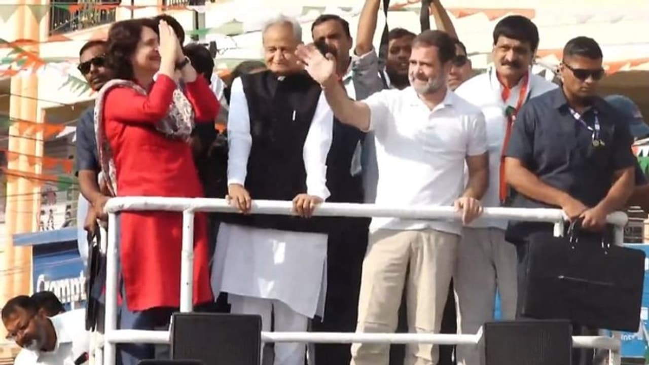 Rahul Gandhi...తెలంగాణలో కాంగ్రెస్ తుఫాన్ రాబోతుంది: మల్కాజిగిరిలో రాహుల్, ప్రియాంక రోడ్షో Rahul Gandhi...తెలంగాణలో కాంగ్రెస్ తుఫాన్ రాబోతుంది: మల్కాజిగిరిలో రాహుల్, ప్రియాంక రోడ్షో