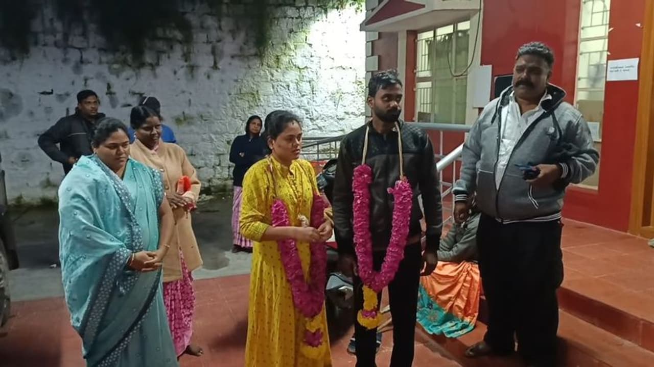 ஆதரவற்ற பெண்ணை கர்ப்பமாக்கிவிட்டு கம்பி நீட்ட நினைத்த இளைஞன்; போராடி சாதித்த இளம்பெண் ஆதரவற்ற பெண்ணை கர்ப்பமாக்கிவிட்டு கம்பி நீட்ட நினைத்த இளைஞன்; போராடி சாதித்த இளம்பெண்