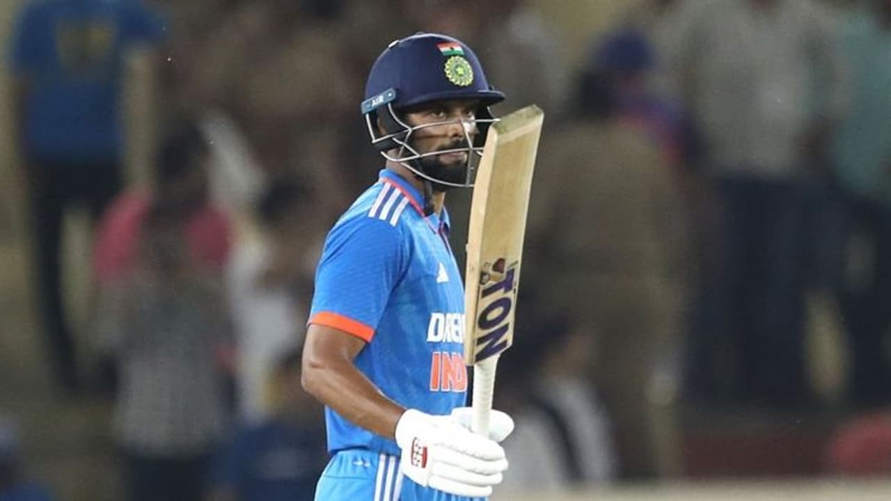 Ruturaj Gaikwad: రుతురాజ్ గైక్వాడ్ మెరుపు సొంచరీ.. T20లో 52 బంతుల్లోనే తొలి శతకం