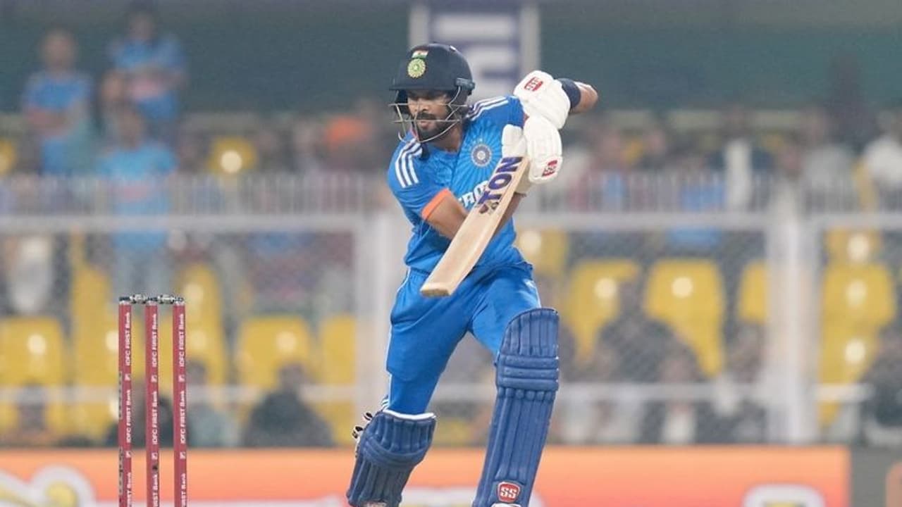 INDvsAUS T20I: కోహ్లీ, రోహిత్ ల రికార్డ్ ను బ్రేక్ చేసిన రుతురాజ్ INDvsAUS T20I: కోహ్లీ, రోహిత్ ల రికార్డ్ ను బ్రేక్ చేసిన రుతురాజ్