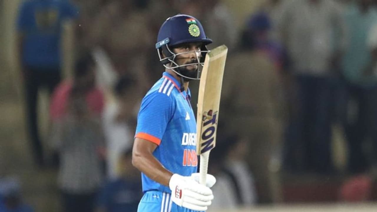 ഗപ്റ്റിലിന്റെ റെക്കോര്ഡ് പഴങ്കഥയായി! ടി20 പരമ്പരയിലെ അപൂര്വനേട്ടം സ്വന്തം പേരിലാക്കി റുതുരാജ് ഗെയ്കവാദ് ഗപ്റ്റിലിന്റെ റെക്കോര്ഡ് പഴങ്കഥയായി! ടി20 പരമ്പരയിലെ അപൂര്വനേട്ടം സ്വന്തം പേരിലാക്കി റുതുരാജ് ഗെയ്കവാദ്