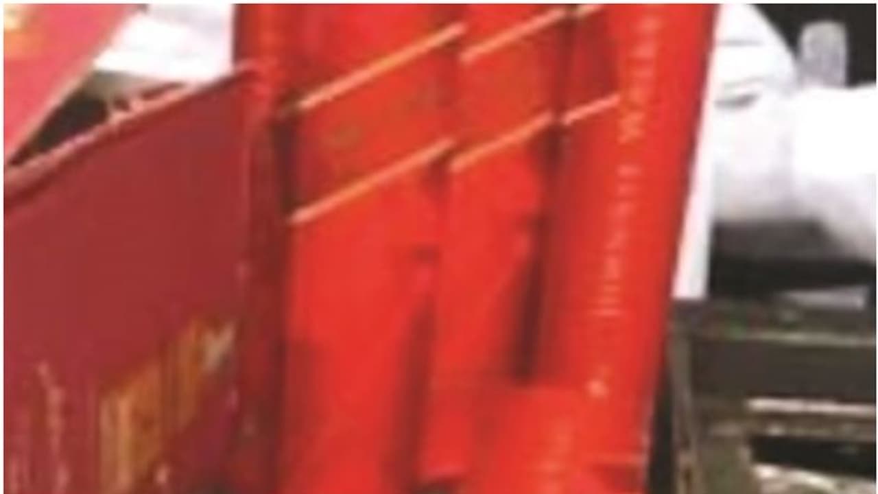 രഹസ്യവിവരത്തെ തുടർന്ന് പരിശോധന; 2,000 ലിറ്റർ വിദേശ മദ്യം പിടിച്ചെടുത്തു രഹസ്യവിവരത്തെ തുടർന്ന് പരിശോധന; 2,000 ലിറ്റർ വിദേശ മദ്യം പിടിച്ചെടുത്തു