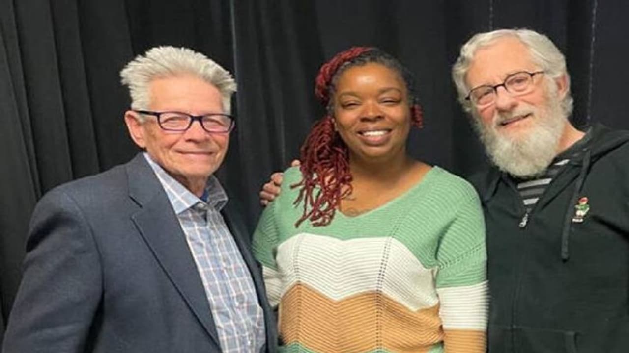 40 വർഷങ്ങൾക്ക് മുമ്പ് തന്നെ രക്ഷിച്ചവരെ കണ്ടുമുട്ടി യുവതി, വൈകാരികം ഈ കൂടിച്ചേരൽ 40 വർഷങ്ങൾക്ക് മുമ്പ് തന്നെ രക്ഷിച്ചവരെ കണ്ടുമുട്ടി യുവതി, വൈകാരികം ഈ കൂടിച്ചേരൽ