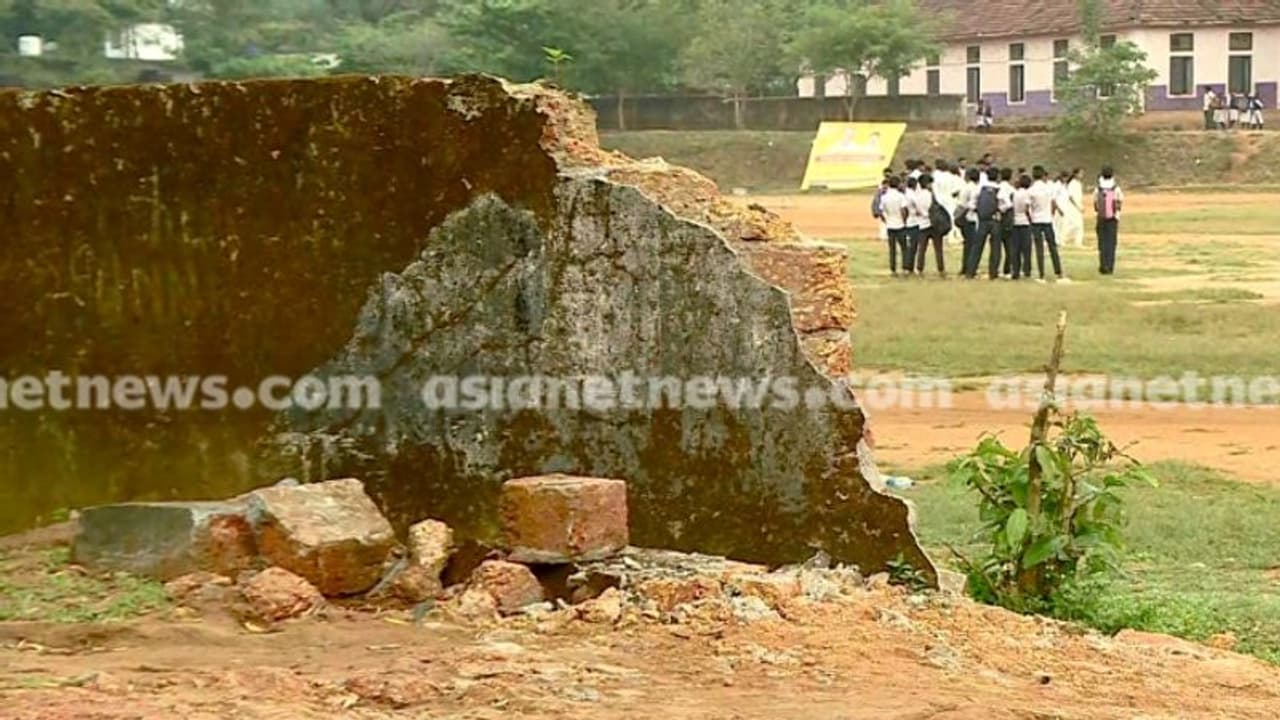 പൊളിക്കാൻ കാട്ടിയ ആവേശം പണിയാനില്ല: മാനന്തവാടി സ്കൂളിന്റെ മതിൽ പുനര്‍നിര്‍മ്മാണം വൈകുന്നു
