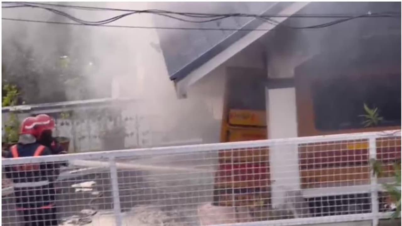 തിരുവനന്തപുരത്ത് സ്കൂൾ ബസിന് തീപിടിച്ചു, അഗ്നിശമനസേന ഉടനെത്തി തീ അണച്ചതിനാല് ഒഴിവായത് വൻദുരന്തം തിരുവനന്തപുരത്ത് സ്കൂൾ ബസിന് തീപിടിച്ചു, അഗ്നിശമനസേന ഉടനെത്തി തീ അണച്ചതിനാല് ഒഴിവായത് വൻദുരന്തം