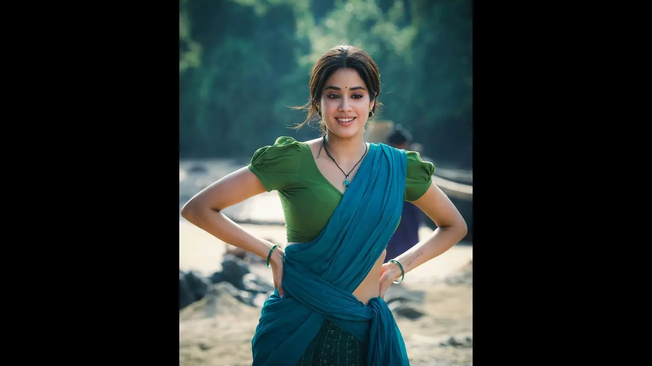 ಮನೆಯ ಕಾರಿಡಾರ್‌ನಲ್ಲಿ ವಾಕ್ ಮಾಡುವಾಗ ಅಮ್ಮ ನನ್ನ ಸುತ್ತಲೂ ಇದ್ದಾರೆ ಅನ್ನಿಸುತ್ತೆ; ಜಾನ್ವಿ ಕಪೂರ್