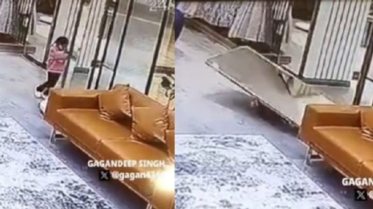 అయ్యో.. క్లాత్ షోరూంలో గ్లాస్ డోర్ పడి మూడేళ్ల చిన్నారి మృతి.. వీడియో వైరల్.. పేరెంట్స్ పై నెటిజన్ల ఆగ్రహం అయ్యో.. క్లాత్ షోరూంలో గ్లాస్ డోర్ పడి మూడేళ్ల చిన్నారి మృతి.. వీడియో వైరల్.. పేరెంట్స్ పై నెటిజన్ల ఆగ్రహం