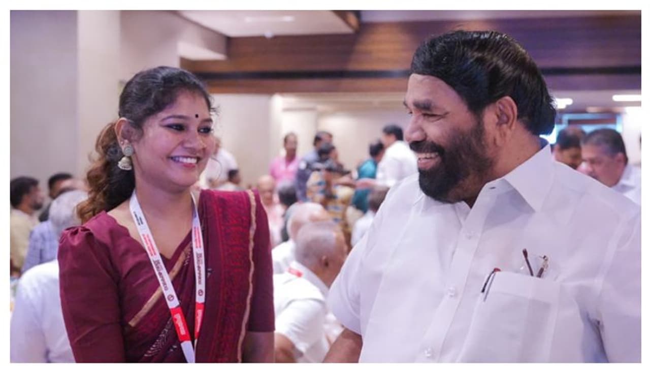 മൻസിയ നവകേരള സദസിന്റെ പ്രഭാത സദസിൽ, അഭിനന്ദിച്ച് മന്ത്രി മൻസിയ നവകേരള സദസിന്റെ പ്രഭാത സദസിൽ, അഭിനന്ദിച്ച് മന്ത്രി