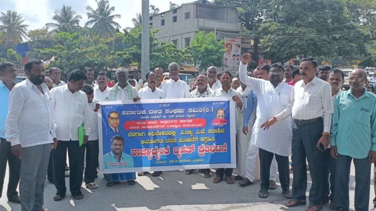 Chitradurga: ಸದಾಶಿವ ಆಯೋಗ ವರದಿ ಜಾರಿಗೆ ಆಗ್ರಹಿಸಿ ಕೋಟೆ ನಾಡಿನಲ್ಲಿ ಪ್ರತಿಭಟನೆ! Chitradurga: ಸದಾಶಿವ ಆಯೋಗ ವರದಿ ಜಾರಿಗೆ ಆಗ್ರಹಿಸಿ ಕೋಟೆ ನಾಡಿನಲ್ಲಿ ಪ್ರತಿಭಟನೆ!