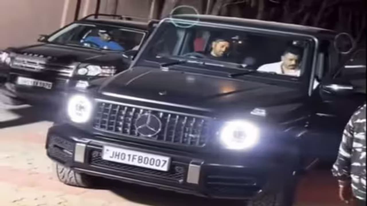 ಧೋನಿಯ ಹೊಚ್ಚ ಹೊಸ ಐಷಾರಾಮಿ ಮರ್ಸಿಡಿಸ್ ಜಿಕ್ಲಾಸ್ ಕಾರಿಗಿದೆ ಜೇಮ್ಸ್ ಬಾಂಡ್ ನಂಟು! ಧೋನಿಯ ಹೊಚ್ಚ ಹೊಸ ಐಷಾರಾಮಿ ಮರ್ಸಿಡಿಸ್ ಜಿಕ್ಲಾಸ್ ಕಾರಿಗಿದೆ ಜೇಮ್ಸ್ ಬಾಂಡ್ ನಂಟು!