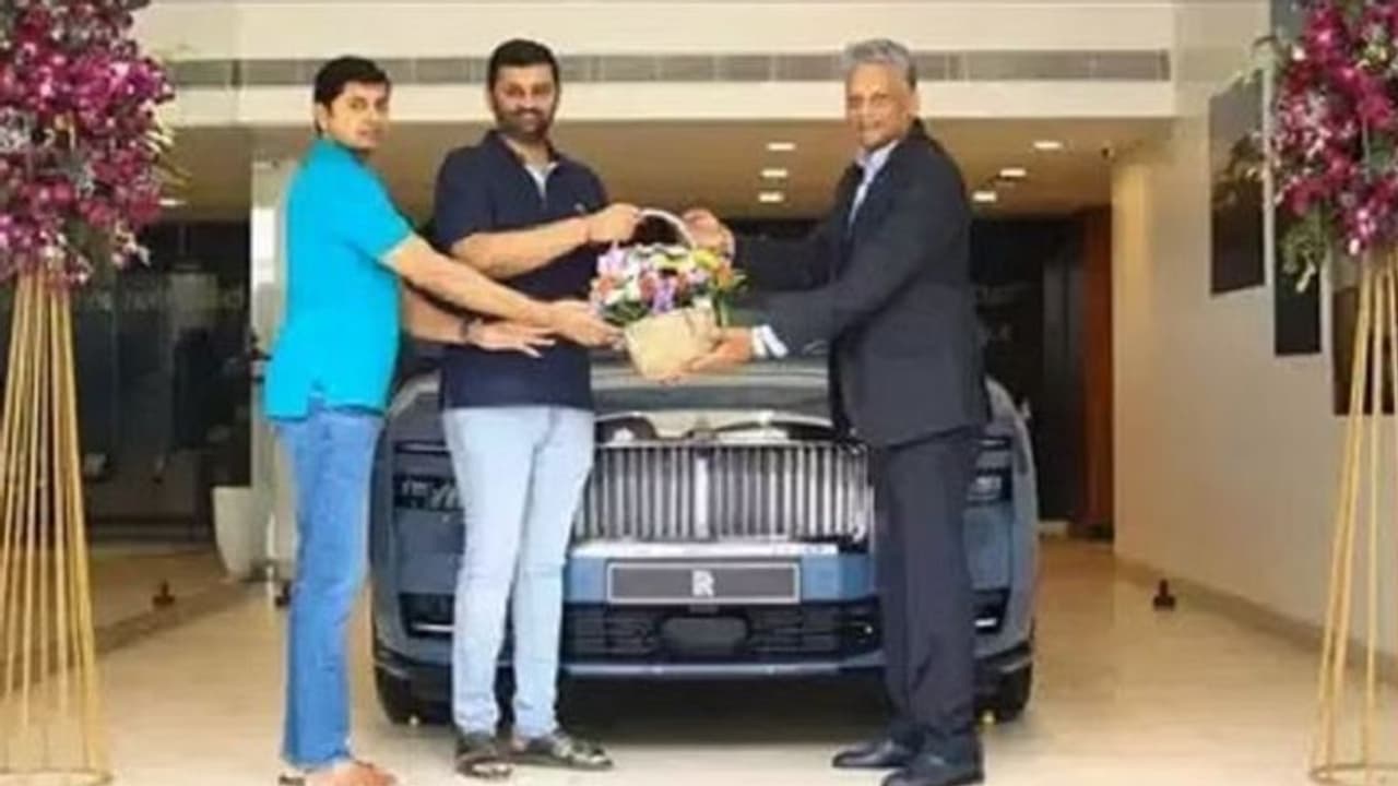 చెప్పులు వేసుకొని రూ.10 కోట్ల కార్ డెలివరీ తీసుకున్నాడని.. సోషల్ మీడియాలో దుమారం... చెప్పులు వేసుకొని రూ.10 కోట్ల కార్ డెలివరీ తీసుకున్నాడని.. సోషల్ మీడియాలో దుమారం...