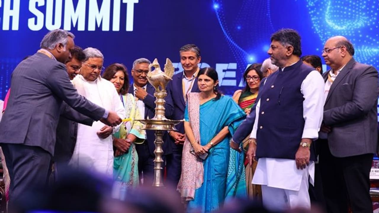 ಬೆಂಗಳೂರು ಟೆಕ್ ಸಮ್ಮಿಟ್: ಬದಿಗೆ ಸರಿದ ತಂತ್ರಜ್ಞಾನ, ಮೆರೆದ ರಾಜಕಾರಣಿಗಳು..! ಬೆಂಗಳೂರು ಟೆಕ್ ಸಮ್ಮಿಟ್: ಬದಿಗೆ ಸರಿದ ತಂತ್ರಜ್ಞಾನ, ಮೆರೆದ ರಾಜಕಾರಣಿಗಳು..!