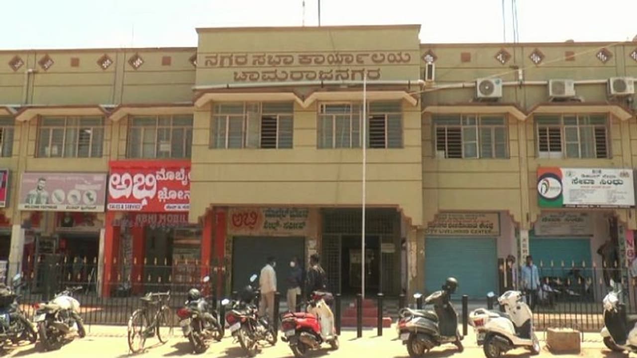 ಶಾಲಾ ಆವರಣದಲ್ಲಿ ಸ್ನಾನಗೃಹ, ಶೌಚಾಲಯ ನಿರ್ಮಾಣಕ್ಕೆ ಚಿಂತನೆ: ಚಾಮರಾಜನಗರ ನಗರಸಭೆ ನಡೆಗೆ ಭಾರೀ ವಿರೋಧ..! ಶಾಲಾ ಆವರಣದಲ್ಲಿ ಸ್ನಾನಗೃಹ, ಶೌಚಾಲಯ ನಿರ್ಮಾಣಕ್ಕೆ ಚಿಂತನೆ: ಚಾಮರಾಜನಗರ ನಗರಸಭೆ ನಡೆಗೆ ಭಾರೀ ವಿರೋಧ..!