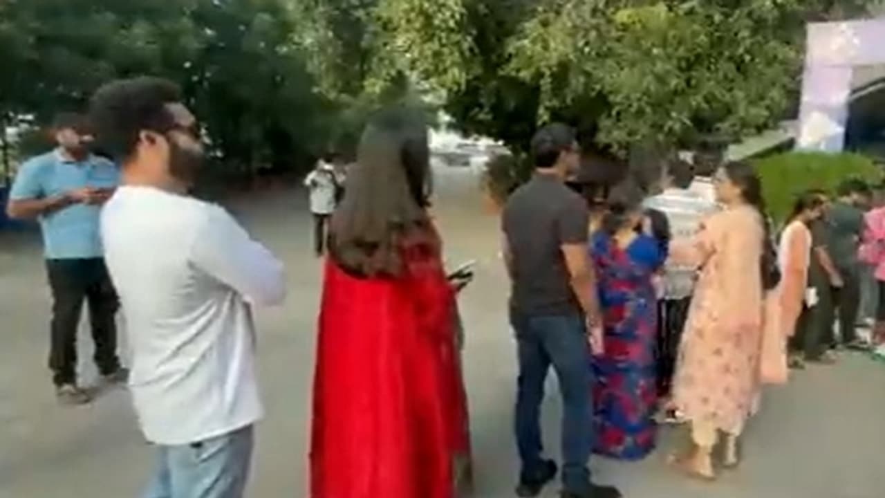 telangana election poll : ఓటు వేసిన చిరంజీవి, జూనియర్ ఎన్టీఆర్, అల్లు అర్జున్, వెంకటేష్.. సినీ ప్రముఖులు.. telangana election poll : ఓటు వేసిన చిరంజీవి, జూనియర్ ఎన్టీఆర్, అల్లు అర్జున్, వెంకటేష్.. సినీ ప్రముఖులు..