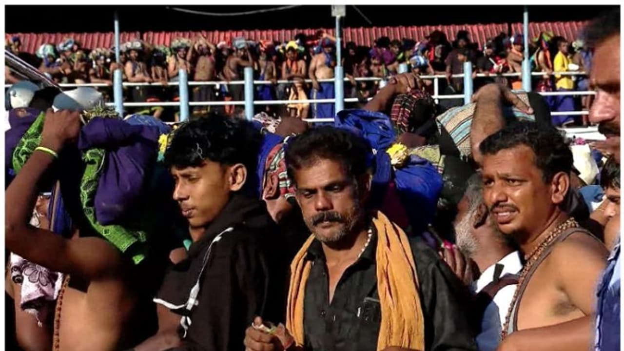 അയ്യപ്പ ഭക്തരെ പൊലീസ് മർദ്ദിക്കുന്നുവെന്ന് സോഷ്യല്മീഡിയയില് വ്യാജ പ്രചാരണം; രണ്ടുപേർക്കെതിരെ കേസ് അയ്യപ്പ ഭക്തരെ പൊലീസ് മർദ്ദിക്കുന്നുവെന്ന് സോഷ്യല്മീഡിയയില് വ്യാജ പ്രചാരണം; രണ്ടുപേർക്കെതിരെ കേസ്