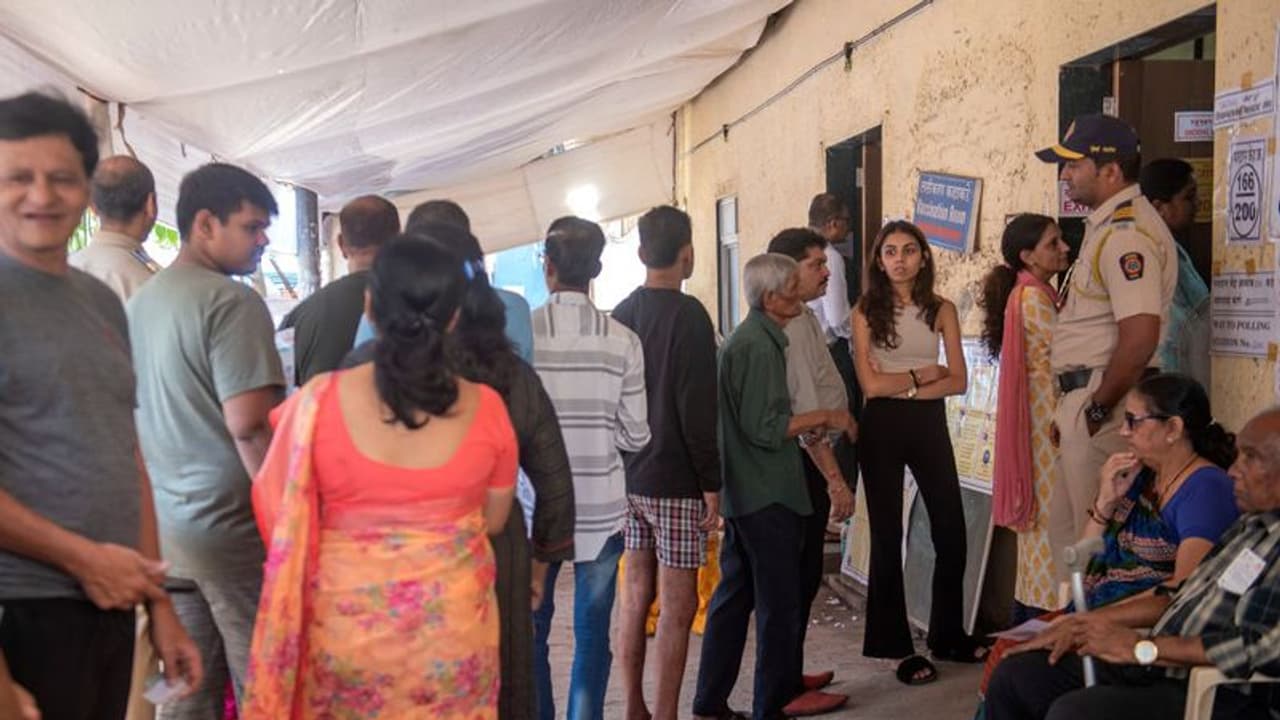 Telangana Elections 2023: ప్రశాంతంగా కొనసాగుతున్న పోలింగ్.. బారులు తీరిన జనం Telangana Elections 2023: ప్రశాంతంగా కొనసాగుతున్న పోలింగ్.. బారులు తీరిన జనం