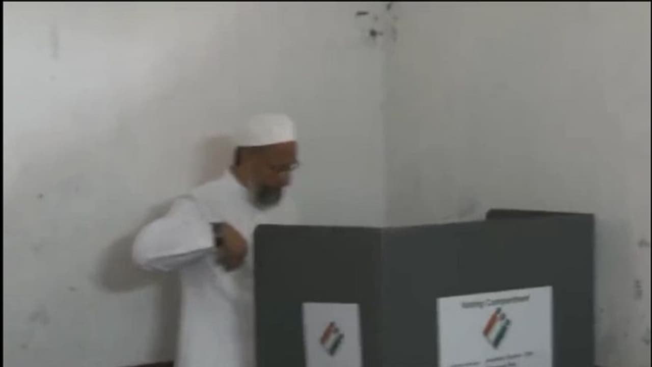 Asaduddin Owaisi:హైద్రాబాద్ సెయింట్ ఫయా‌జ్ స్కూల్లో ఓటేసిన ఎంఐఎం చీఫ్ అసద్