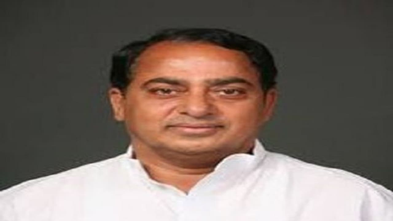 A. Indra Karan Reddy...పార్టీ కండువాతో ఓటు: ఇంద్రకరణ్ రెడ్డిపై కేసు నమోదు A. Indra Karan Reddy...పార్టీ కండువాతో ఓటు: ఇంద్రకరణ్ రెడ్డిపై కేసు నమోదు