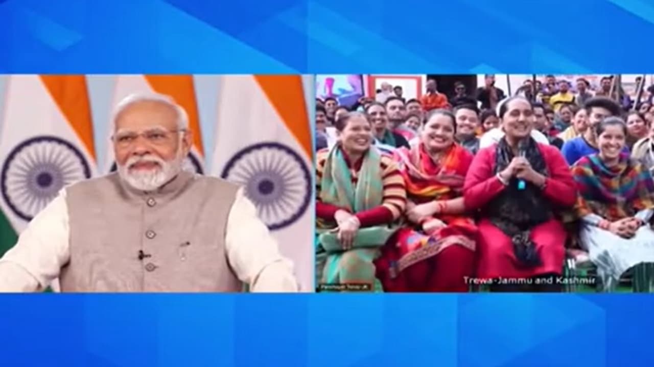 Narendra Modi:మీ దగ్గర ట్రాక్టరుంది, నాకు సైకిల్ కూడ లేదు: జమ్మూ మహిళలతో మోడీ సంభాషణ Narendra Modi:మీ దగ్గర ట్రాక్టరుంది, నాకు సైకిల్ కూడ లేదు: జమ్మూ మహిళలతో మోడీ సంభాషణ