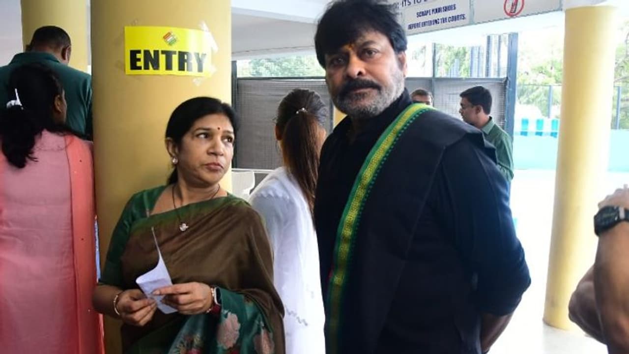 పోలింగ్ కేంద్రం వద్ద చిరంజీవి కామెడీ, మెగాస్టార్ కామెడీ టైమింగ్ అదుర్స్ అంటున్న అభిమానులు, ఇంతకీ ఏమంటున్నారంటే