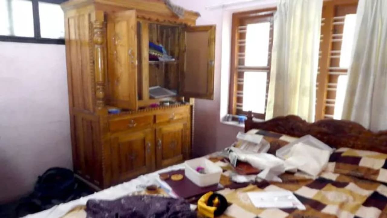 വിമുക്ത സൈനികന്റെ വീട്ടില് മോഷണം; കവര്ന്നത് പട്ടുസാരിയും പണവും വിമുക്ത സൈനികന്റെ വീട്ടില് മോഷണം; കവര്ന്നത് പട്ടുസാരിയും പണവും