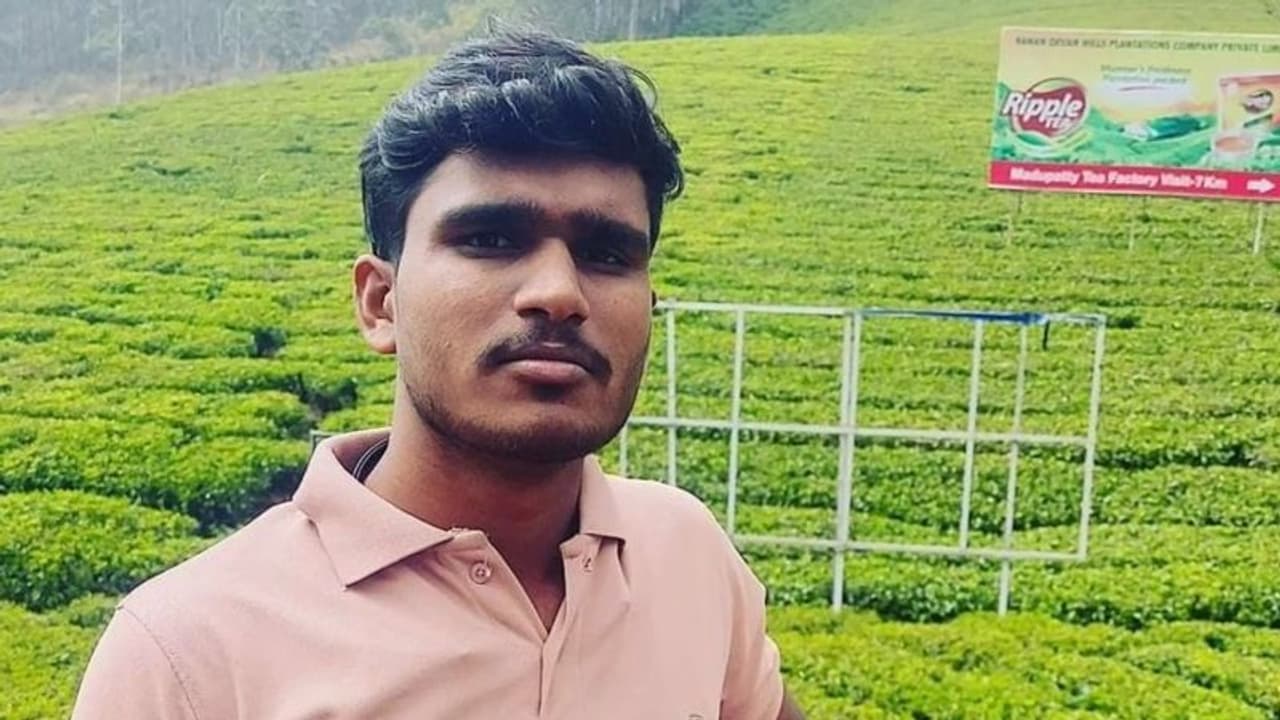 சாலையை கடந்த காட்டு யானை கூட்டம்; அலட்சியமாக வாகனங்களை அனுமதித்த அதிகாரிகளால் வாலிபர் சம்பவ இடத்திலேயே பலி