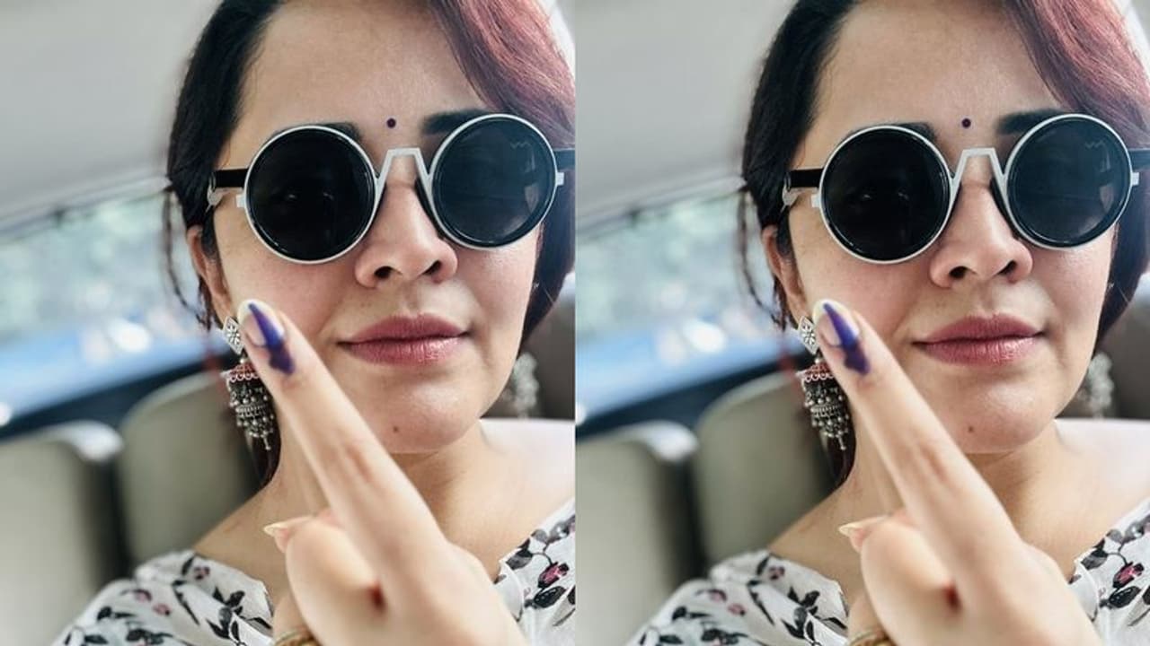 లైట్ మేకప్లో కేకపెట్టిస్తున్న అనసూయ.. ముట్టుకుంటే మాసిపోతుందేమో.. ఓటు వేశాక కారులో పోజ్ అదిరింది.. లైట్ మేకప్లో కేకపెట్టిస్తున్న అనసూయ.. ముట్టుకుంటే మాసిపోతుందేమో.. ఓటు వేశాక కారులో పోజ్ అదిరింది..