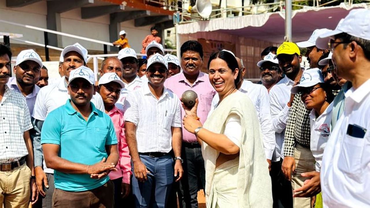 ತಾಯಿ ಸ್ಥಾನದಲ್ಲಿ ನಿಂತು ನಿಮ್ಮ ಬೇಡಿಕೆ ಈಡೇರಿಸುವೆ: ಸಚಿವೆ ಲಕ್ಷ್ಮೀ ಹೆಬ್ಬಾಳಕರ ತಾಯಿ ಸ್ಥಾನದಲ್ಲಿ ನಿಂತು ನಿಮ್ಮ ಬೇಡಿಕೆ ಈಡೇರಿಸುವೆ: ಸಚಿವೆ ಲಕ್ಷ್ಮೀ ಹೆಬ್ಬಾಳಕರ