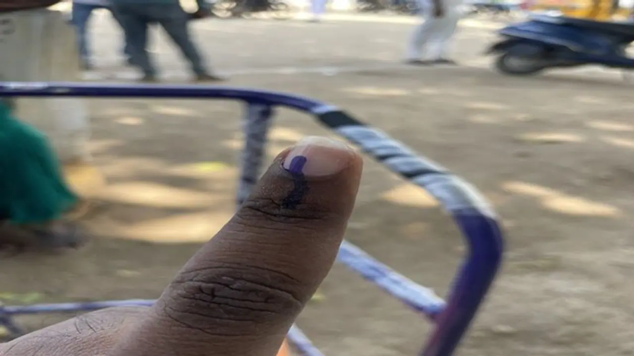 ಯಾದಗಿರಿ: ಮತದಾರಳ ಹಕ್ಕು ಚಲಾಯಿಸಿದ ಕಾಂಗ್ರೆಸ್ ಅಭ್ಯರ್ಥಿ ಪತಿ..!