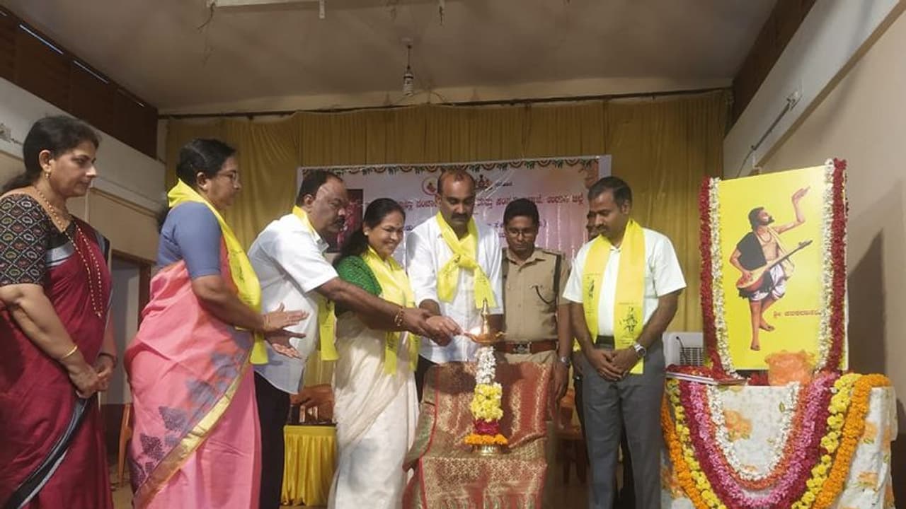 ಕನಕದಾಸರ ಮಾರ್ಗದರ್ಶನ ಅನುಸರಿಸಿದರೆ ಶಾಂತಿ, ಸೌಹಾರ್ದತೆ ನೆಲೆಸಲು ಸಾಧ್ಯ: ಸಂಸದೆ ಶೋಭಾ ಕರಂದ್ಲಾಜೆ ಕನಕದಾಸರ ಮಾರ್ಗದರ್ಶನ ಅನುಸರಿಸಿದರೆ ಶಾಂತಿ, ಸೌಹಾರ್ದತೆ ನೆಲೆಸಲು ಸಾಧ್ಯ: ಸಂಸದೆ ಶೋಭಾ ಕರಂದ್ಲಾಜೆ