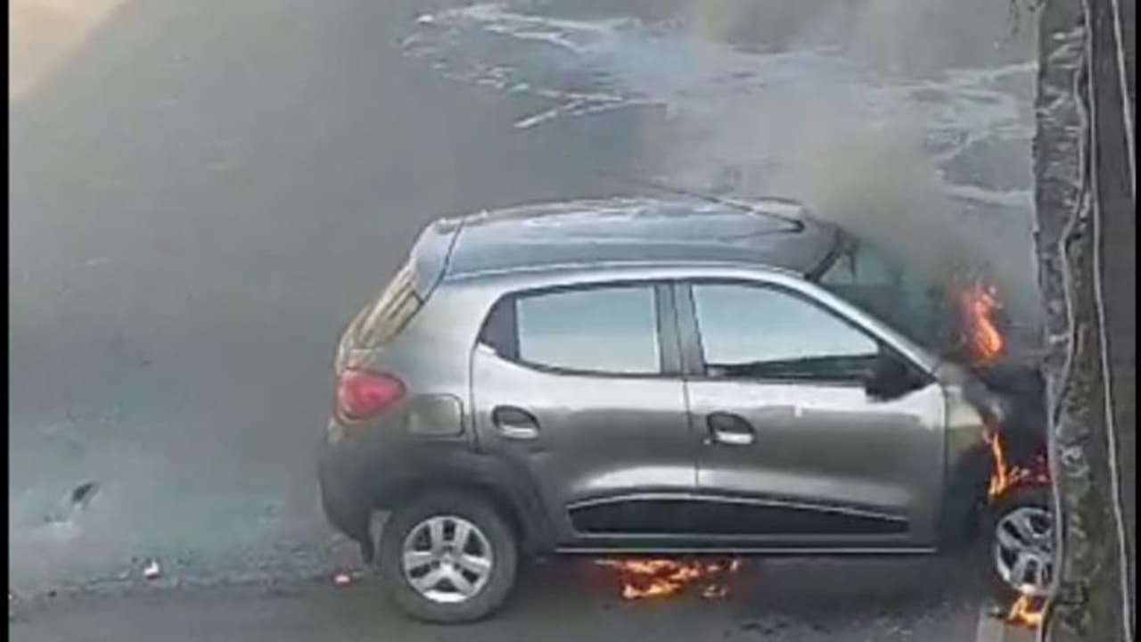 കോഴിക്കോട് തീപിടിച്ചശേഷം കാര് റോഡിലേക്ക് നീങ്ങി, അപകടമൊഴിവായത് തലനാരിഴയ്ക്ക് കോഴിക്കോട് തീപിടിച്ചശേഷം കാര് റോഡിലേക്ക് നീങ്ങി, അപകടമൊഴിവായത് തലനാരിഴയ്ക്ക്